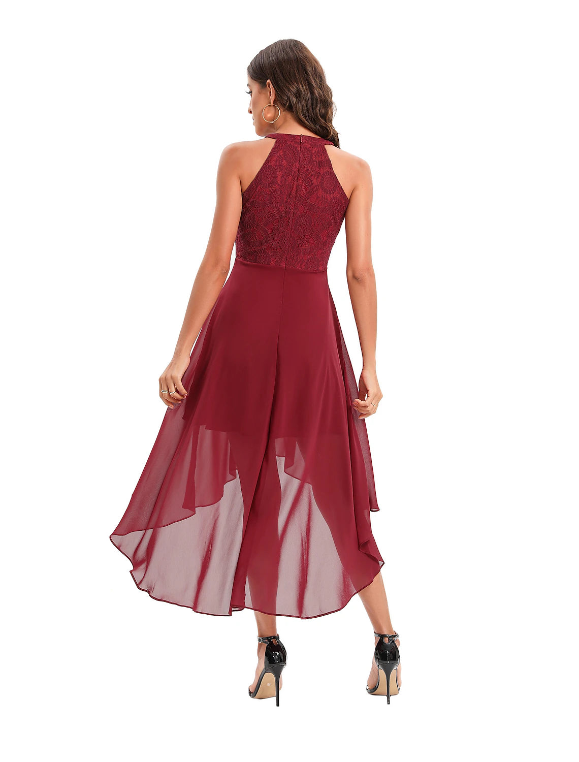 Abito da cocktail elegante e minimalista a trapezio, senza maniche, scollo all'americana, in nylon asimmetrico con pieghe